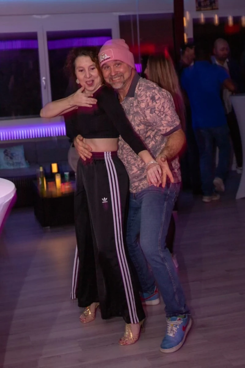 Paar posiert bei Bachata Loca im PIVOT